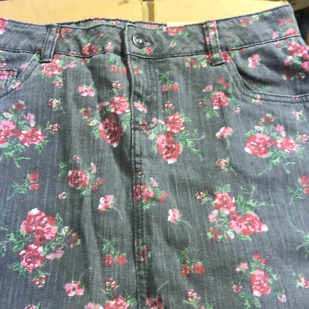 Gray denim skort with rose print
